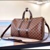 sac de voyage Louis Vuitton Keepall Bandoulière en toile Damier Ébène avec des garnitures en cuir. – Image 1